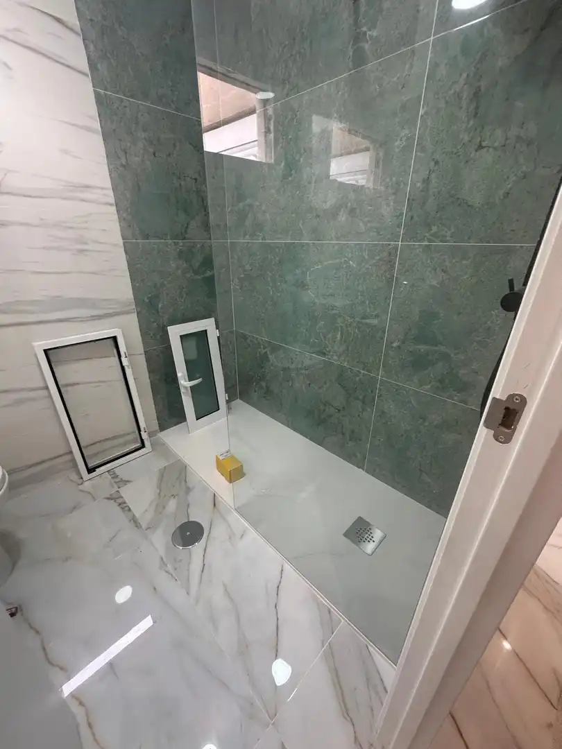 Badezimmer von Wohnungen zum Verkauf in Alicante / Alacant mit Klimaanlage und Heizung