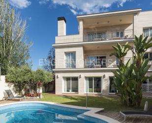 Vista exterior de Casa o xalet en venda en Sant Pere de Ribes amb Aire condicionat, Terrassa i Piscina