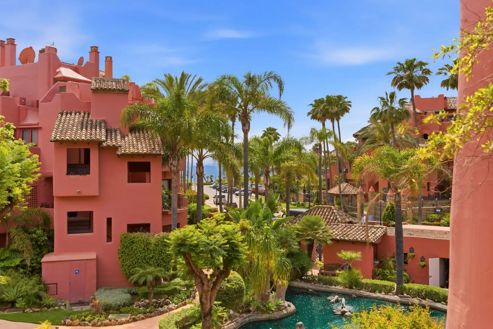 Vista exterior de Ático en venta en Estepona con Aire acondicionado, Terraza y Piscina