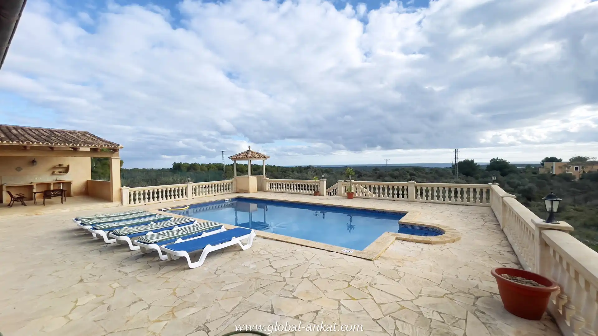 Casa rustica con terrazza in affitto a Portocolom