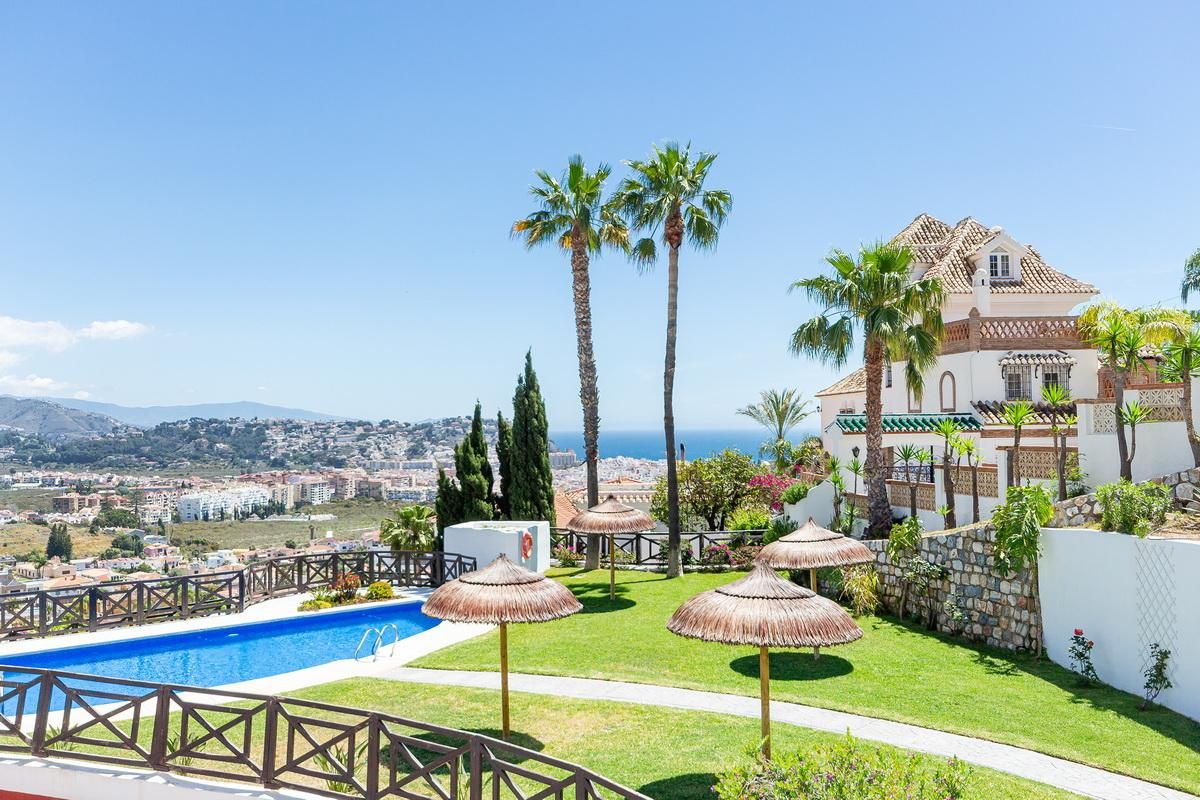 Vista exterior de Apartament en venda en Almuñécar amb Aire condicionat, Jardí privat i Terrassa