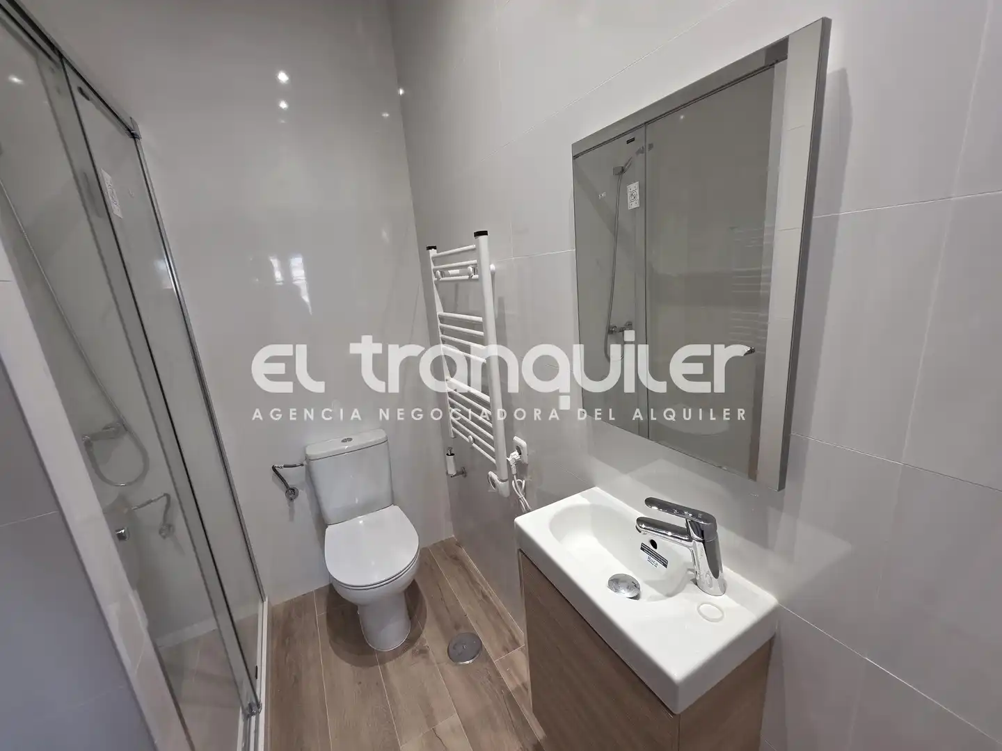 Badezimmer von Wohnung zur Miete in Madrid mit Klimaanlage und Waschmaschine
