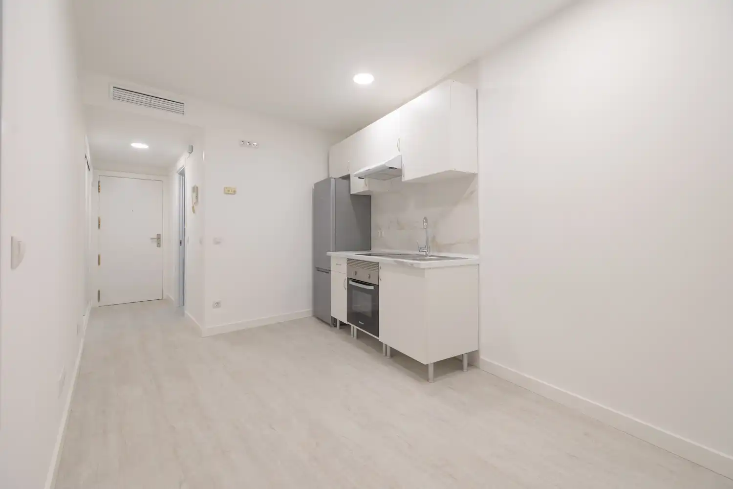 Cuina de Apartament de lloguer en Madrid amb Aire condicionat, Calefacció i Jardí privat