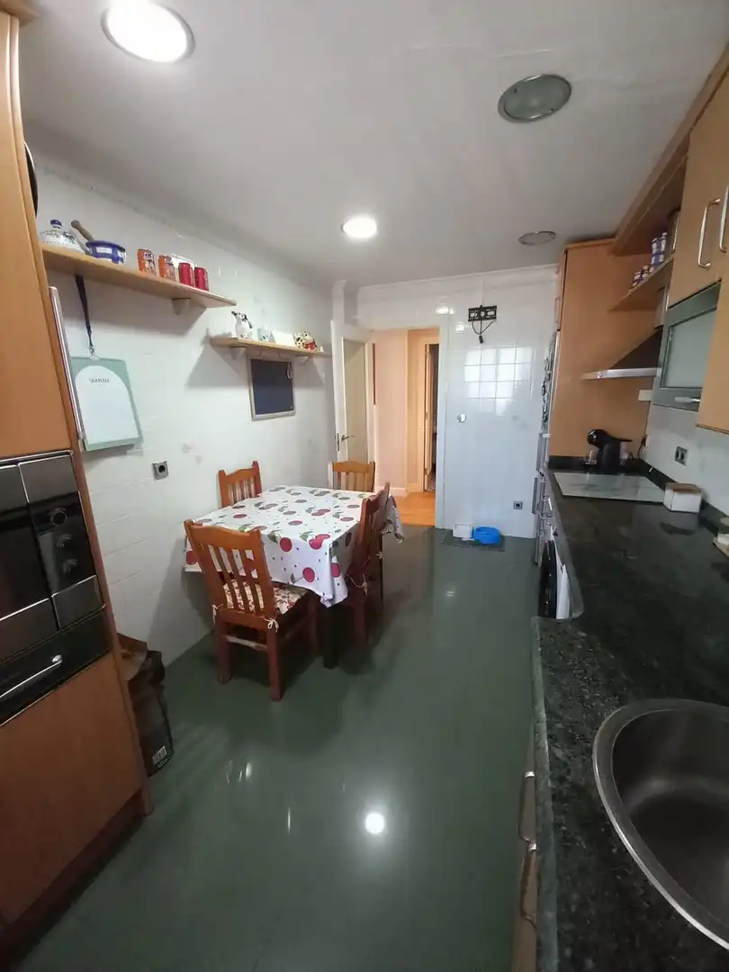 Cocina de Piso en venta en Torrelavega  con Calefacción, Jardín privado y Trastero