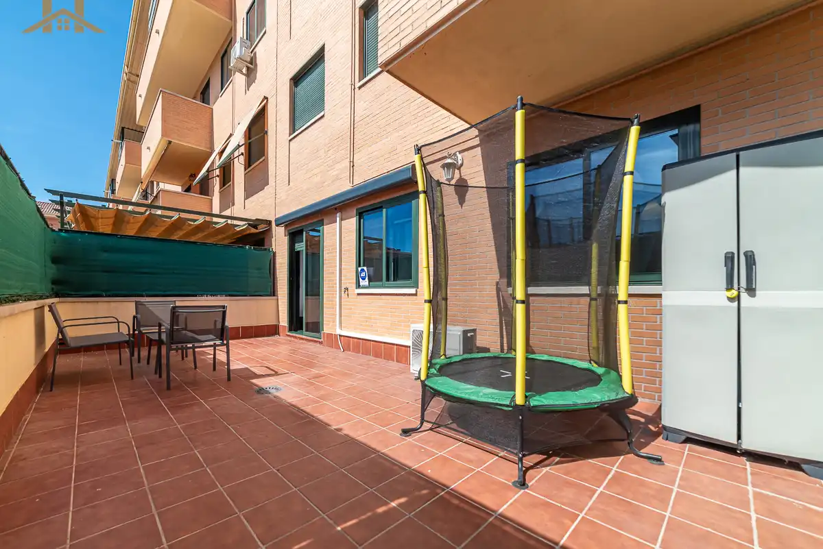 Terraza de Planta baja en venta en Navalcarnero con Aire acondicionado, Calefacción y Jardín privado