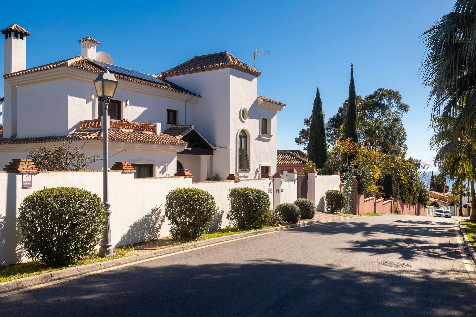 Vista exterior de Casa o xalet en venda en Marbella amb Aire condicionat, Jardí privat i Terrassa