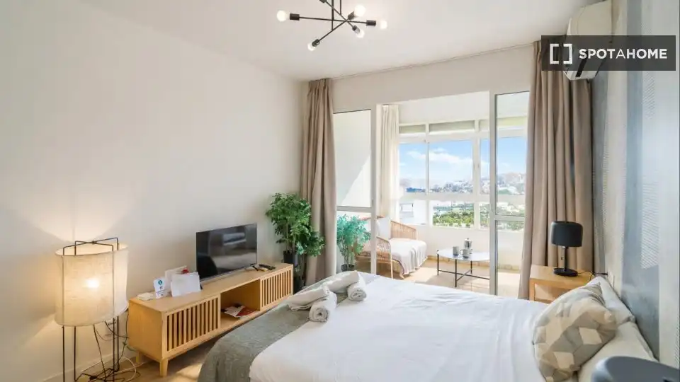 Habitación de Estudio para compartir en Torremolinos con Aire acondicionado, Terraza y Amueblado