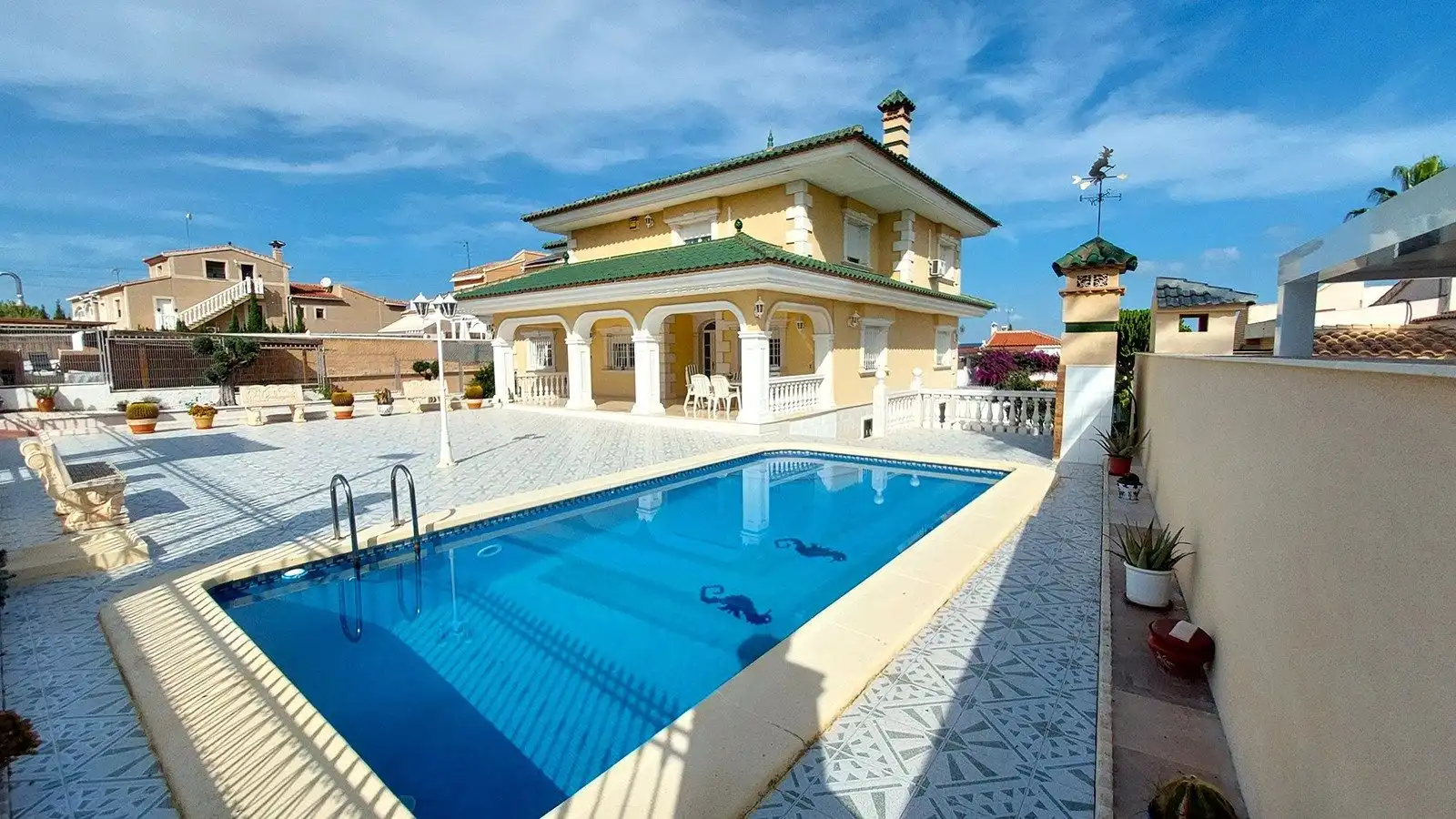 Chalet con terraza en venta en Los Balcones - Los Altos
