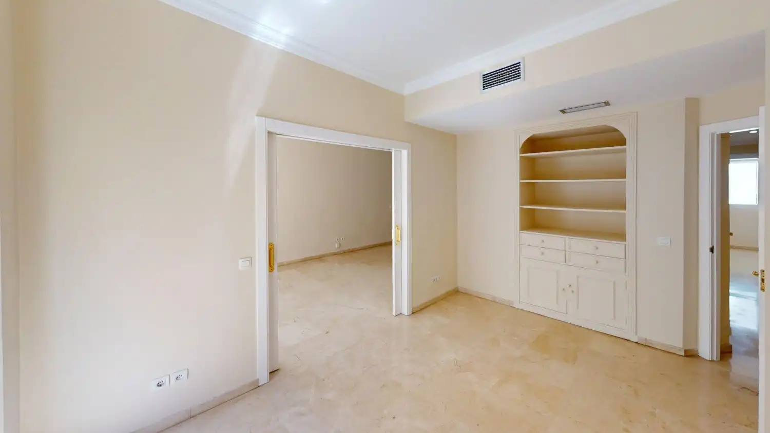 Flat for rent in Sevilla  with Air Conditioner, Heating and Storage room