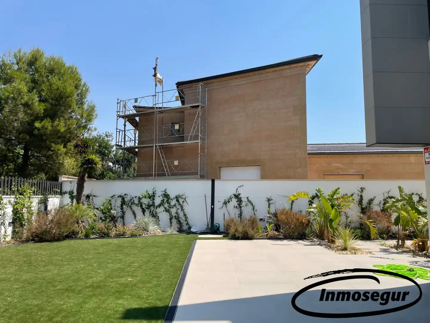 Vista exterior de Casa adosada en venda en Cambrils amb Aire condicionat, Calefacció i Jardí privat