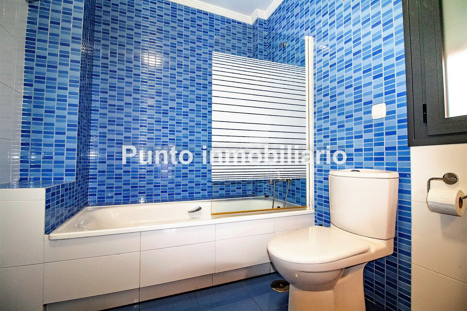 Bathroom of Houses for sale in Valladolid  with Heating, Private garden and Parquet flooring
