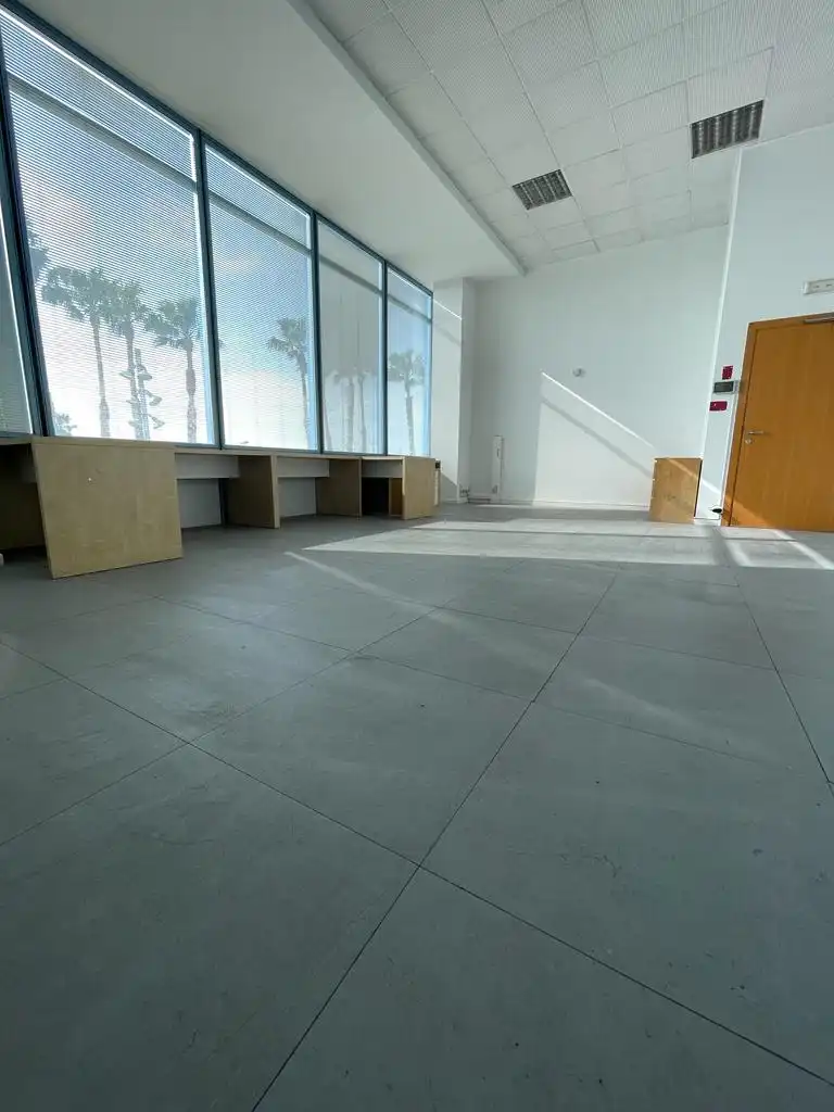 Office space with lift to rent in Ronda d'Europa 60