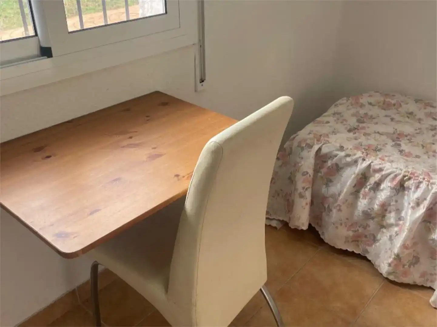 Habitación de Casa o chalet para compartir en Canyelles con Jardín privado y Amueblado