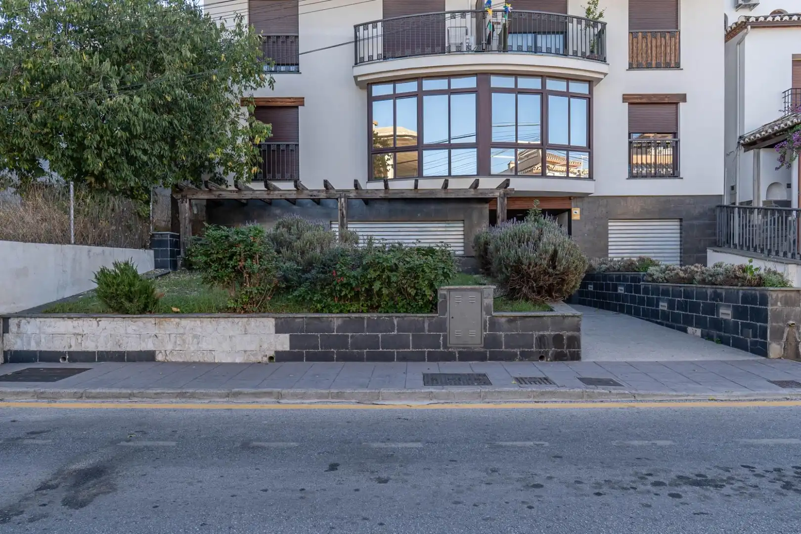 Vista exterior de Local en venta en Cájar