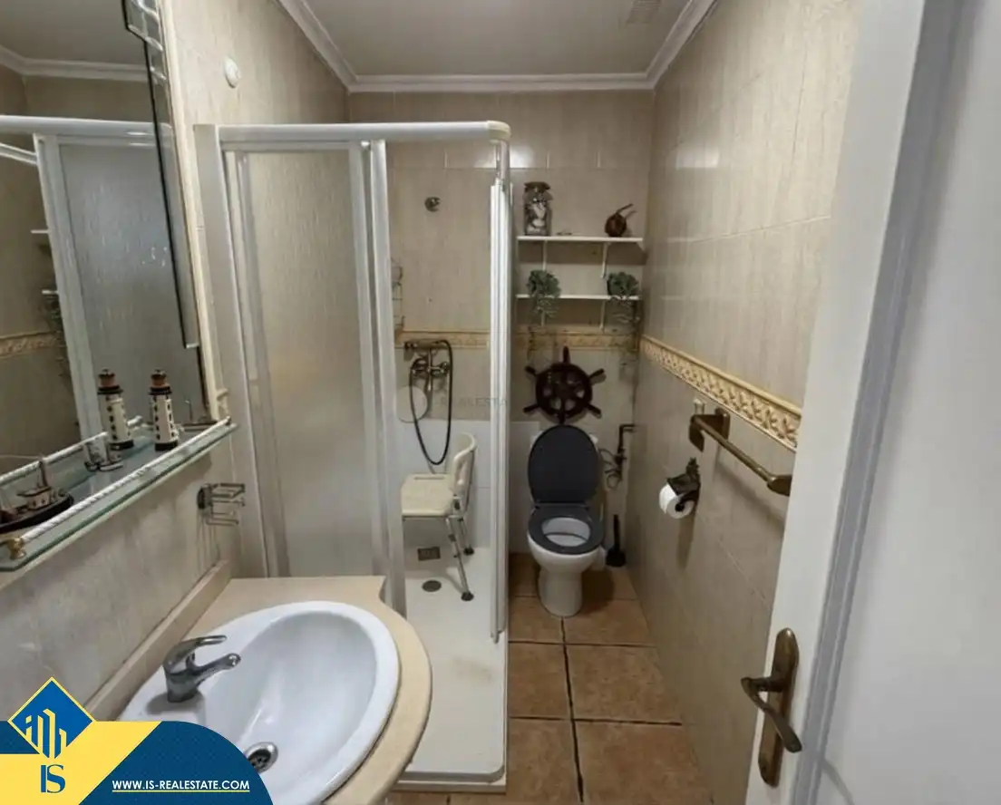 Bany de Casa o xalet en venda en Alicante / Alacant amb Terrassa, Moblat i Piscina comunitària