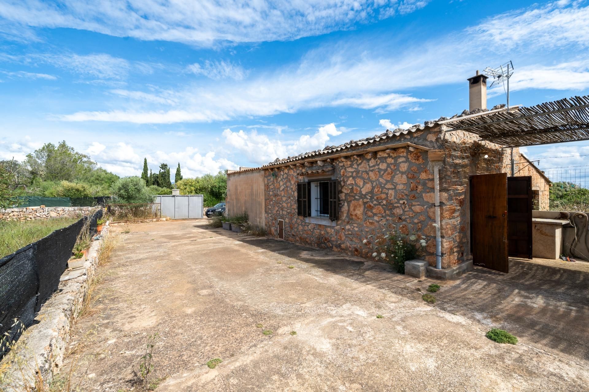 Vista exterior de Finca rústica en venda en Llubí amb Terrassa