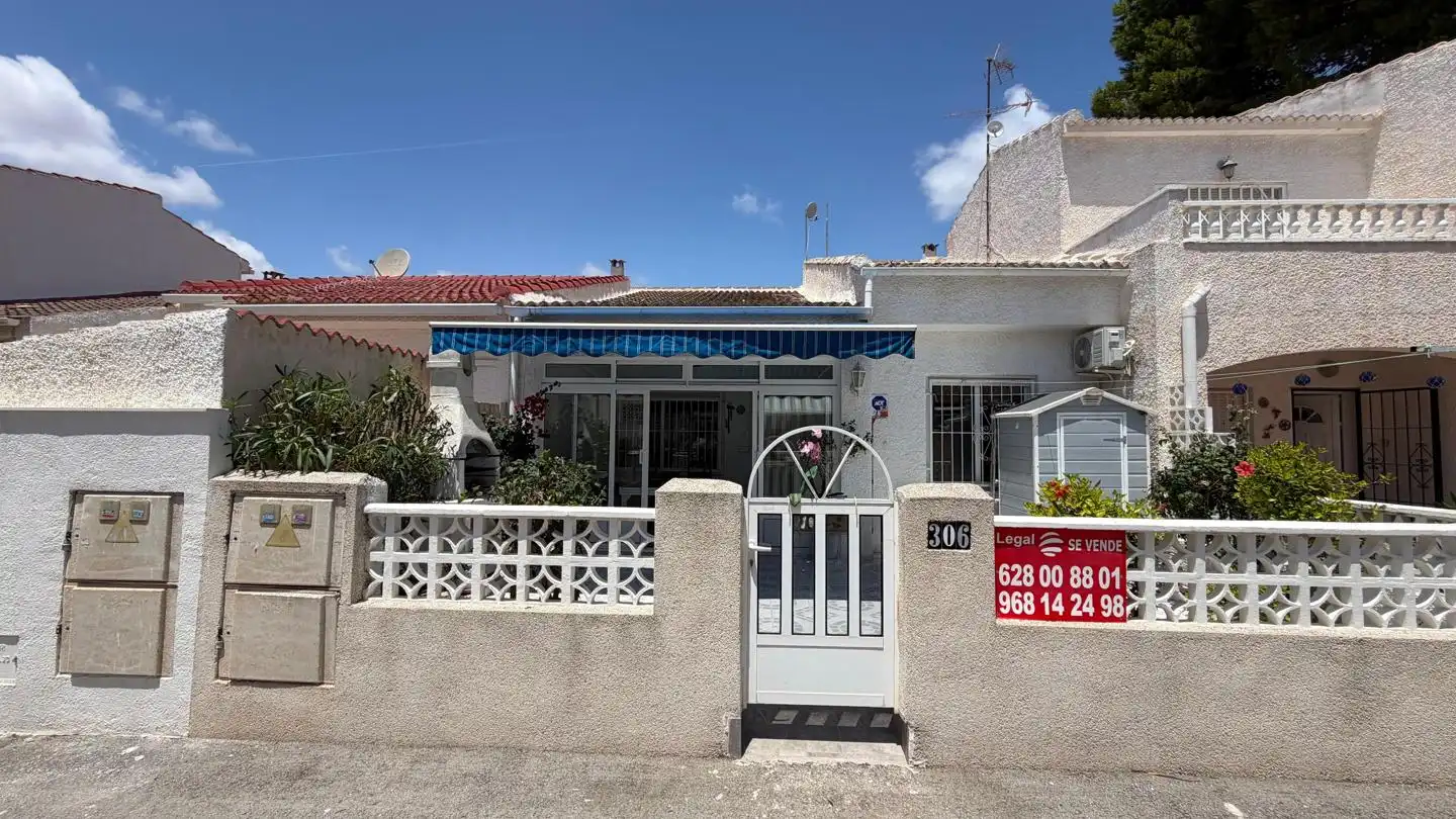 Vista exterior de Dúplex en venta en Torrevieja con Aire acondicionado, Jardín privado y Terraza