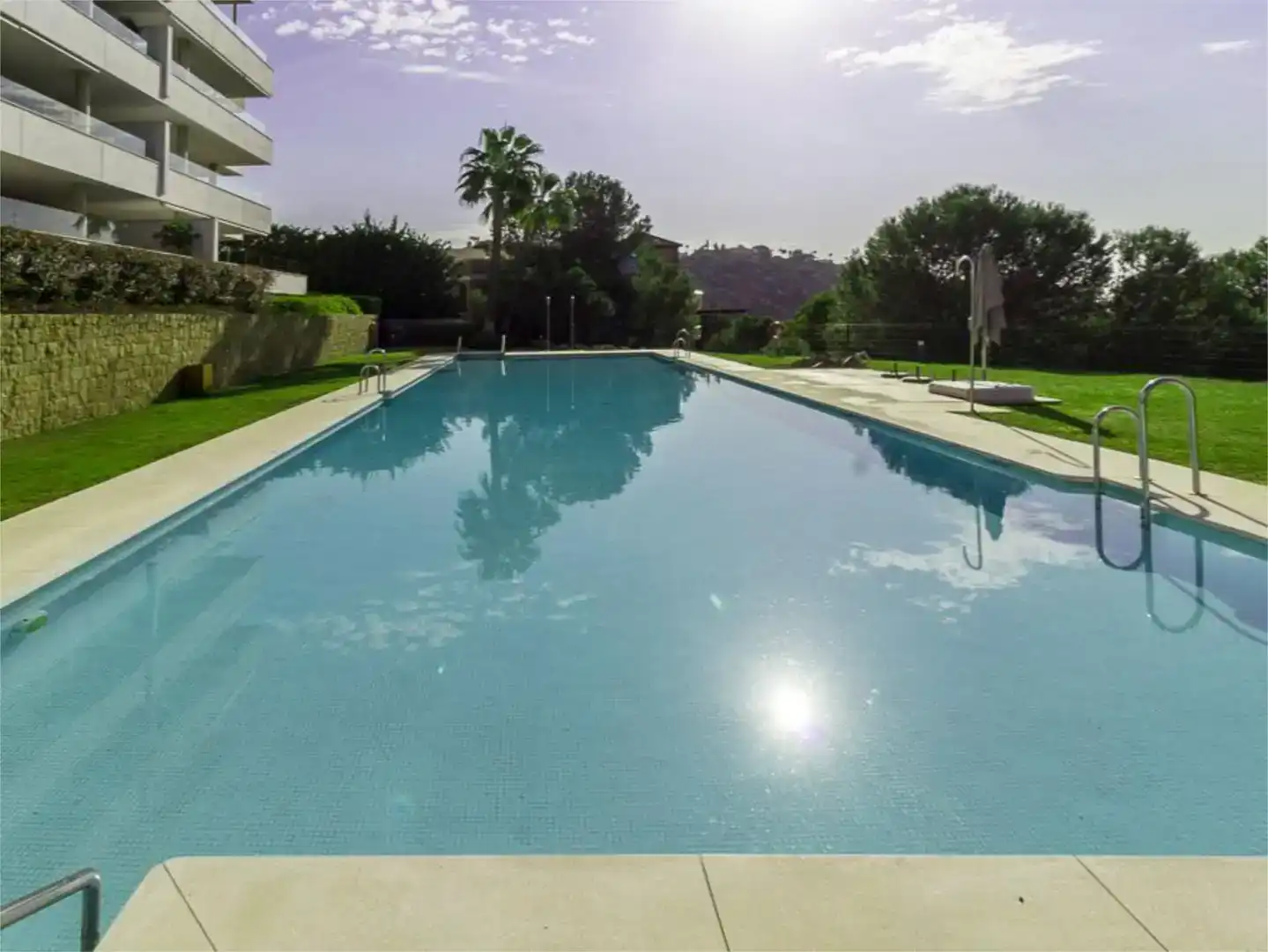 Swimming pool of Flat for sale in Benahavís  with Air Conditioner, Private garden and Parquet flooring