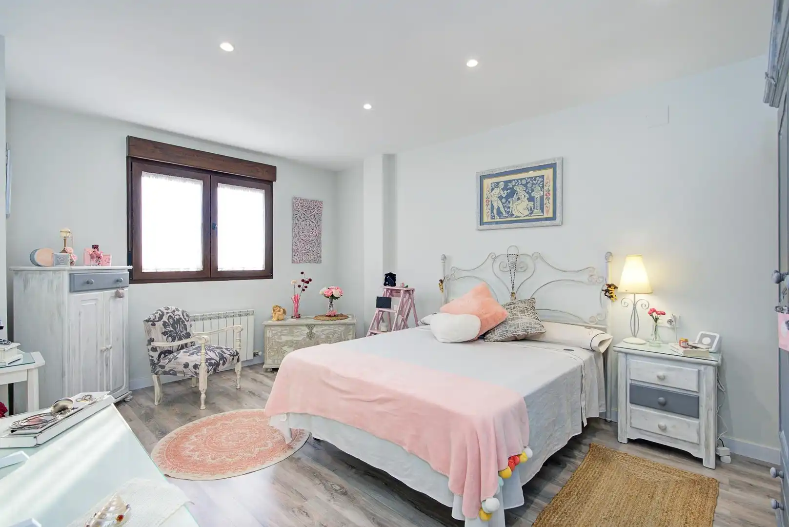 Schlafzimmer von Haus oder Chalet zum Verkauf in Jun mit Klimaanlage, Heizung und Schwimmbad