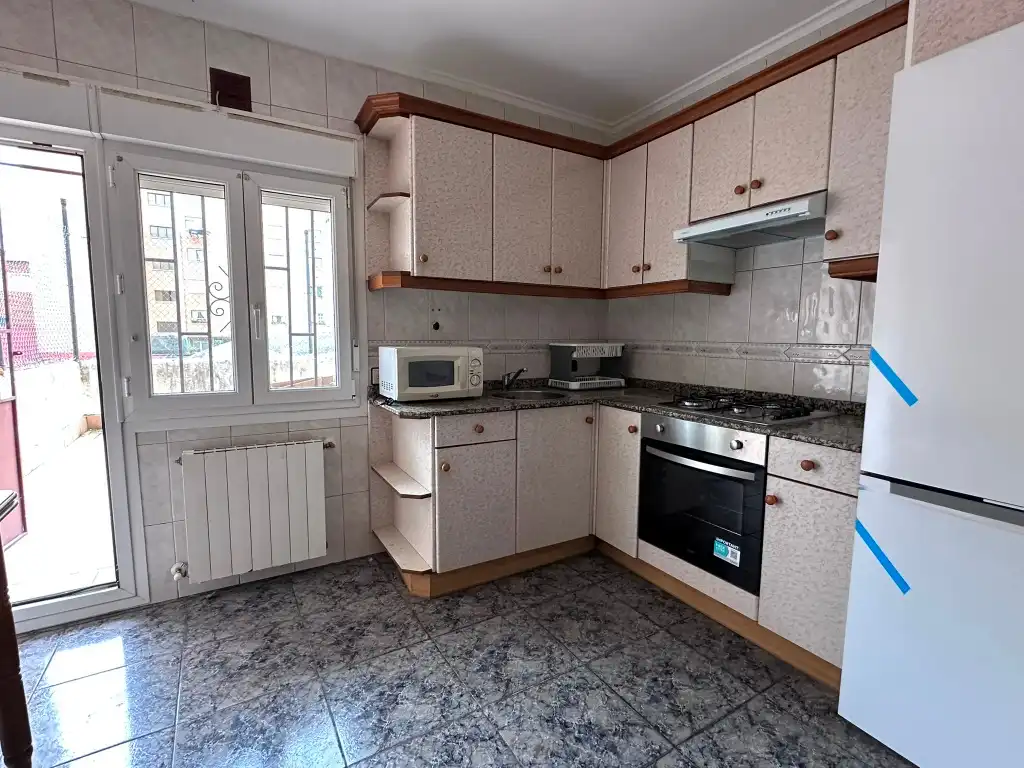 Cuina de Pis en venda en Gijón  amb Calefacció, Terrassa i Moblat