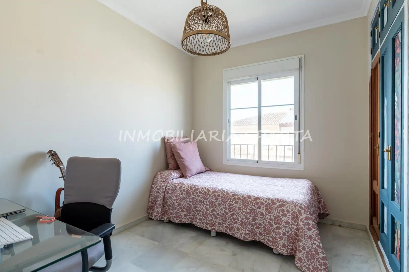 Dormitori de Casa adosada en venda en Espartinas amb Aire condicionat, Jardí privat i Forn
