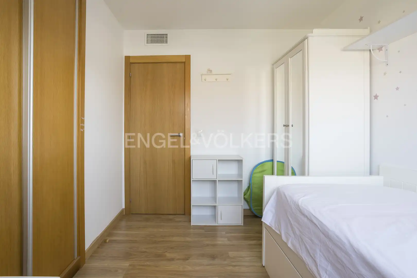 Schlafzimmer von Dachboden zur Miete in Madrid mit Klimaanlage, Heizung und Terrasse