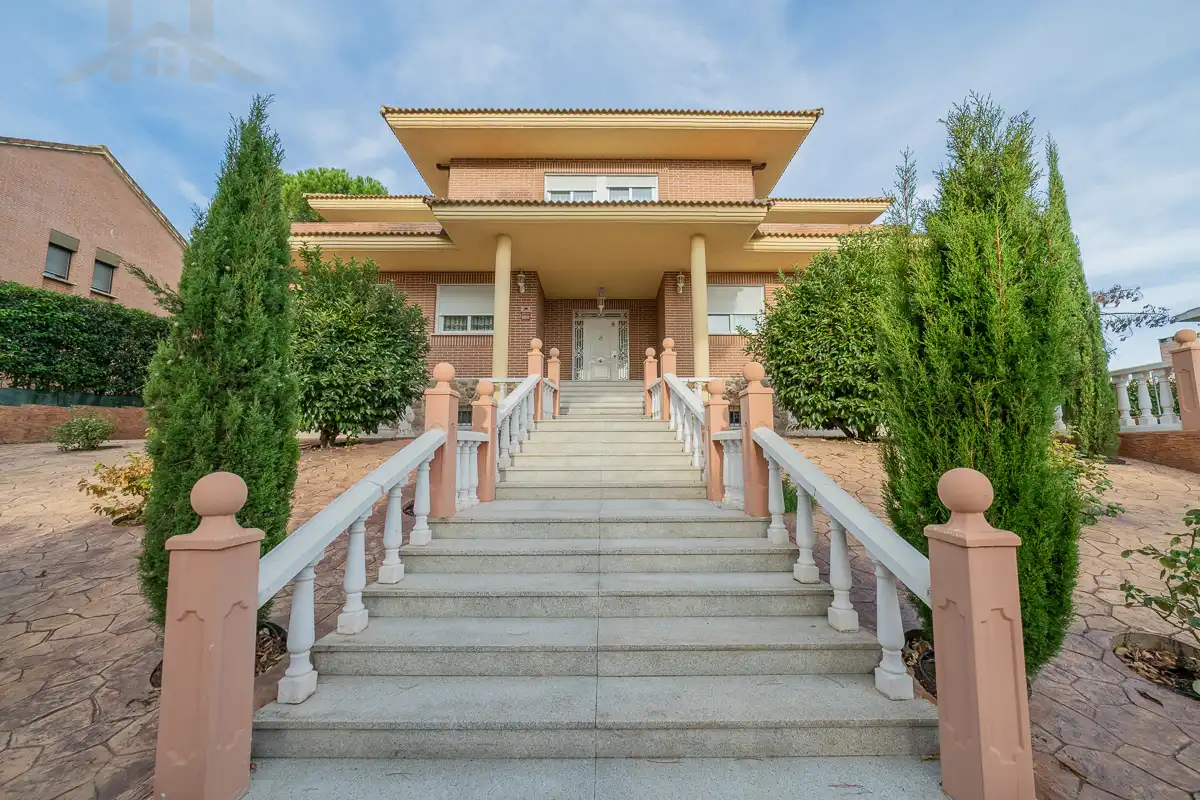 Vista exterior de Casa o xalet en venda en San Sebastián de los Reyes amb Calefacció, Jardí privat i Piscina
