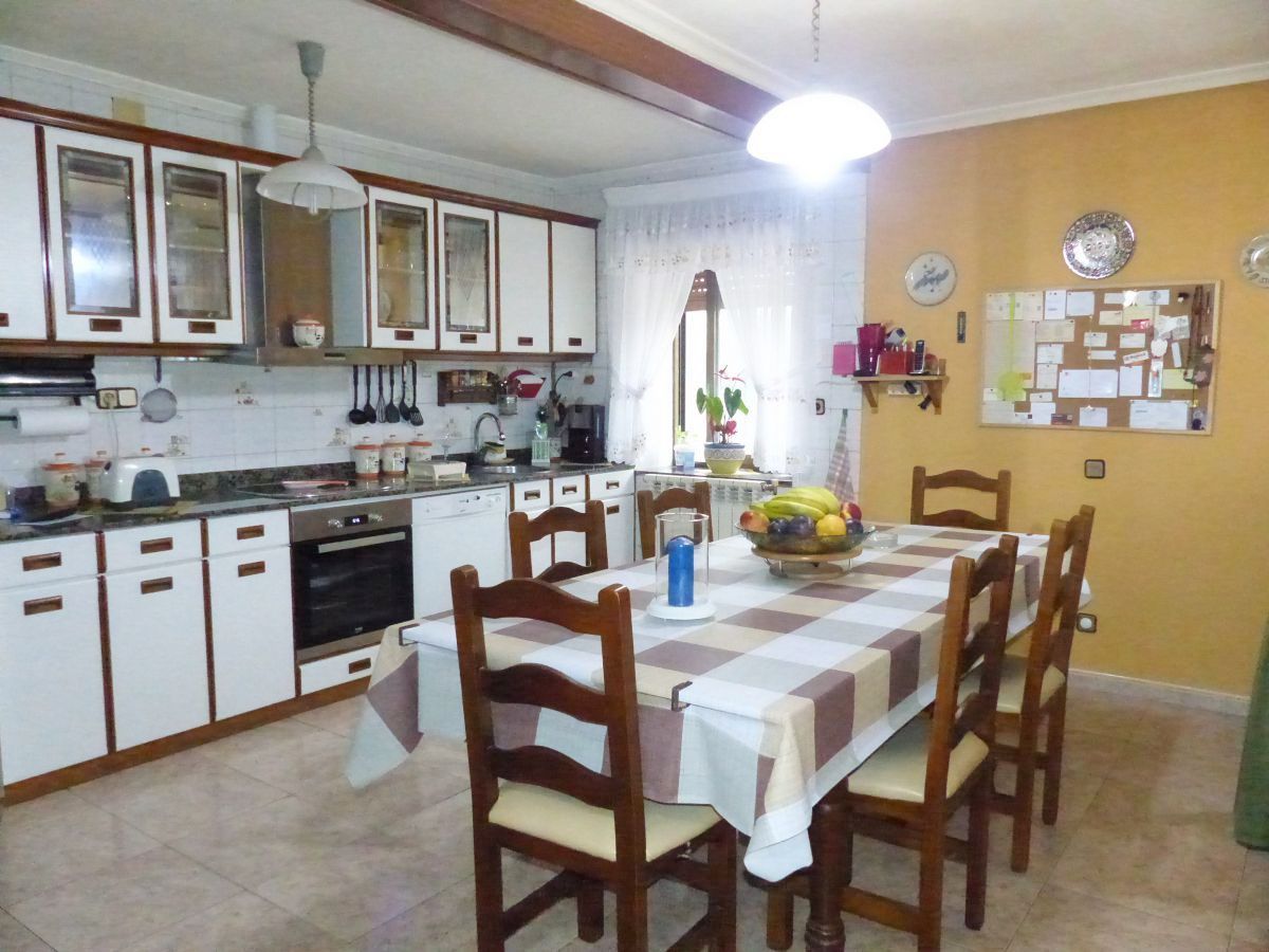 Cuina de Casa o xalet en venda en Torrelavega  amb Calefacció i Traster