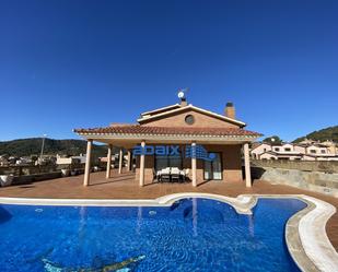 Vista exterior de Casa o xalet en venda en Roda de Berà amb Aire condicionat, Terrassa i Piscina