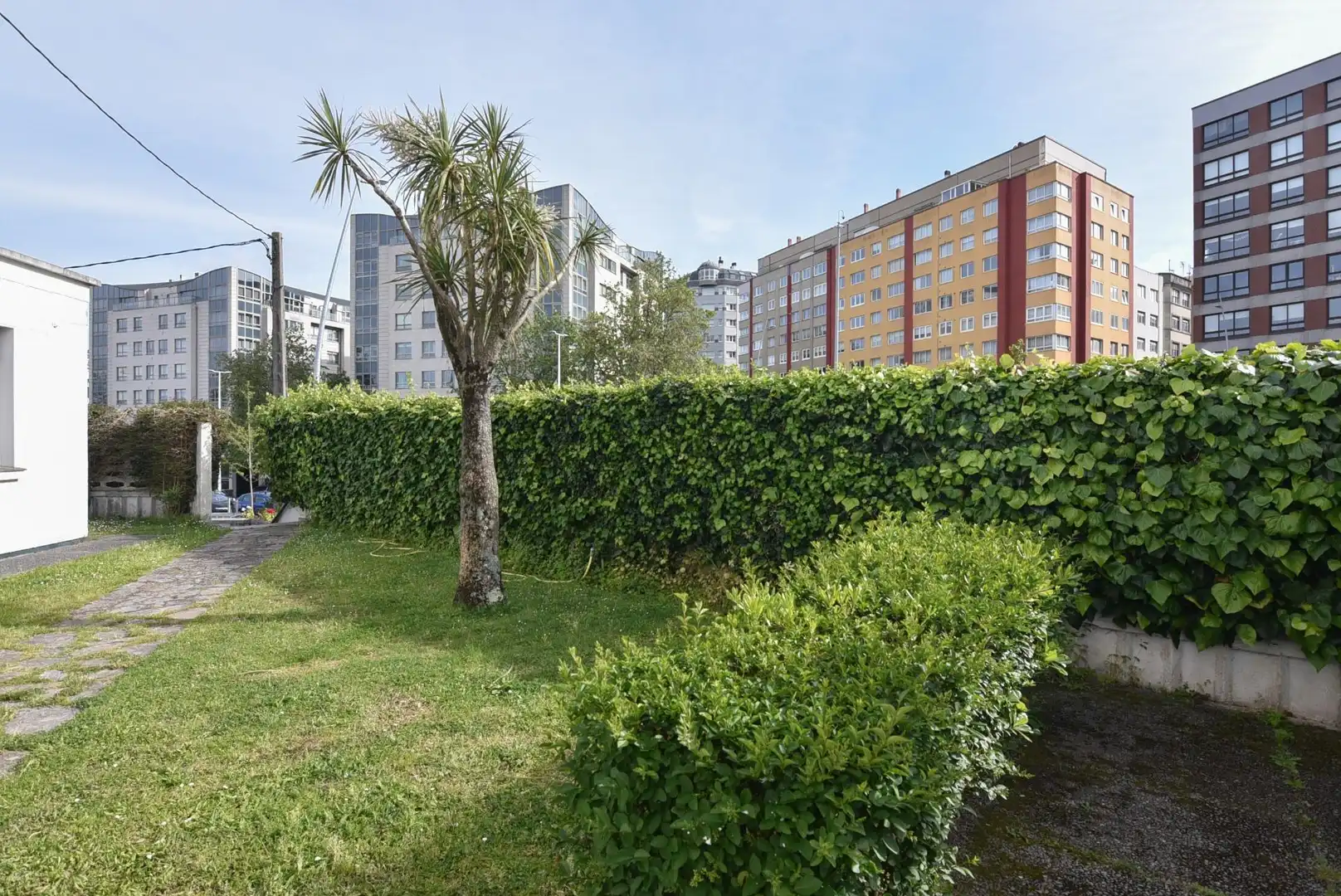 Vista exterior de Casa o xalet en venda en A Coruña Capital  amb Calefacció, Jardí privat i Parquet