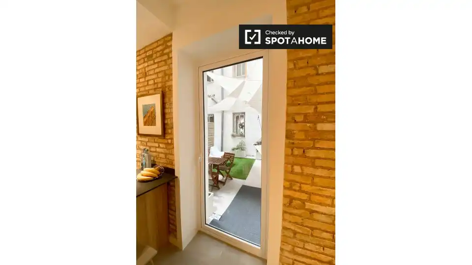 Exterior view of Flat for rent in Valencia  with Air Conditioner, Heating and Furnished