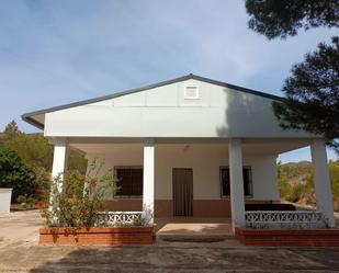 Vista exterior de Casa o xalet en venda en Chiva amb Terrassa i Piscina