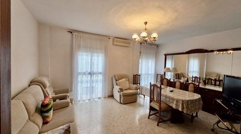 Foto 2 de Casa adosada en venta en Velarde, Lora del Río, Sevilla