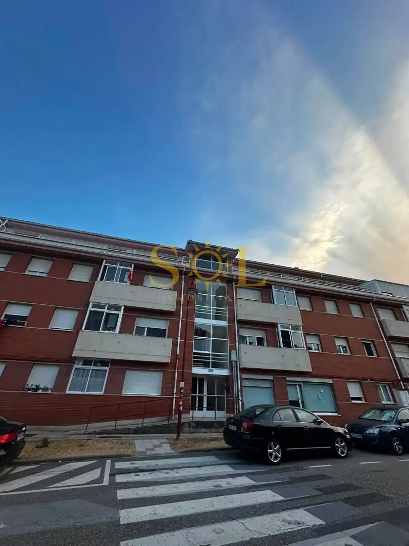 Vista exterior de Piso en venta en La Pola de Gordón  con Calefacción, Parquet y Amueblado