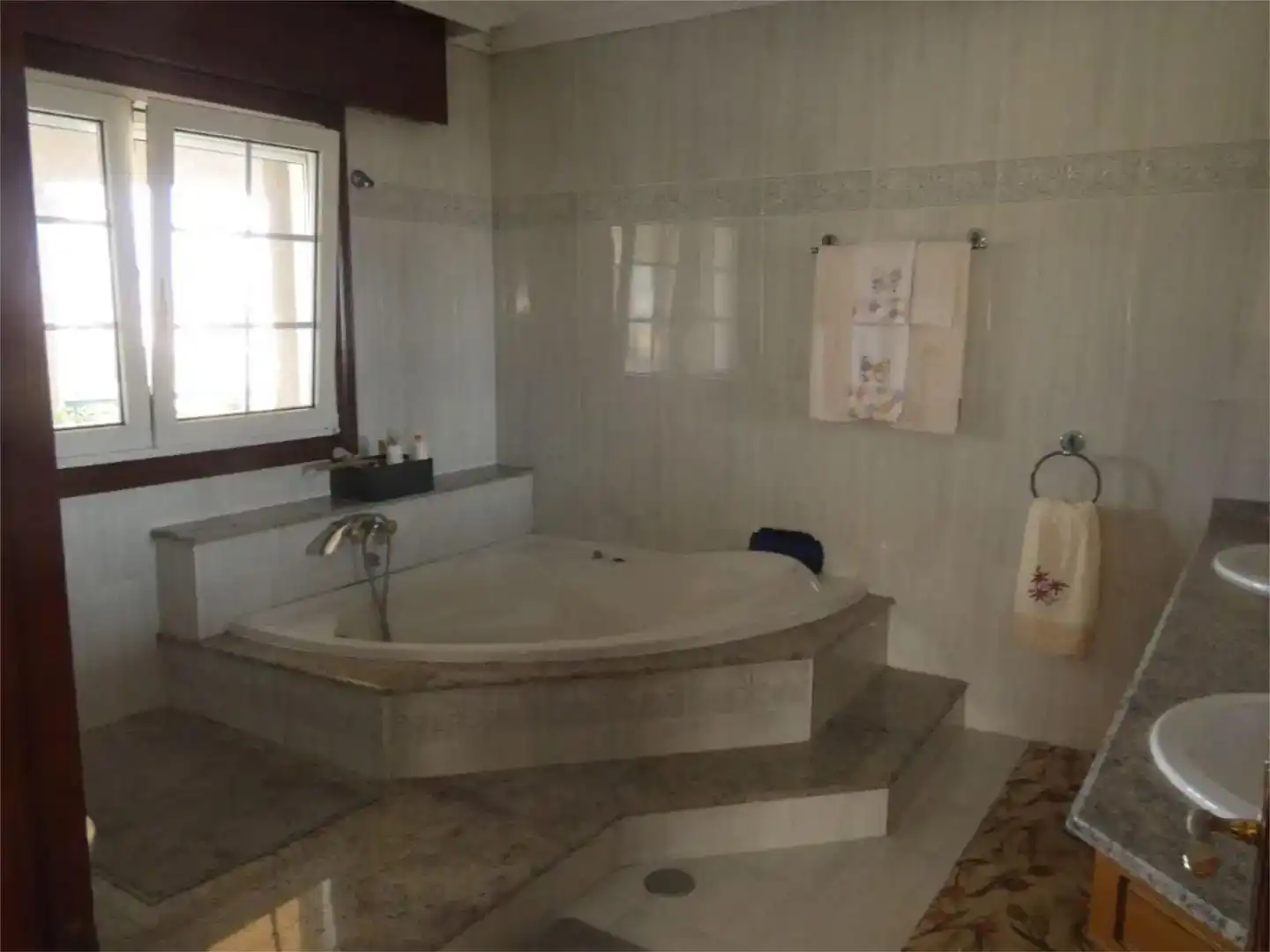 Bany de Pis en venda en Pontevedra Capital  amb Jardí privat, Parquet i Piscina