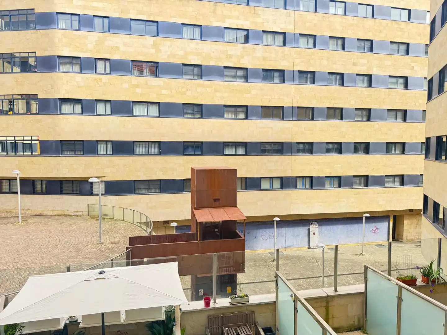 Vista exterior de Pis en venda en León Capital  amb Calefacció, Terrassa i Traster