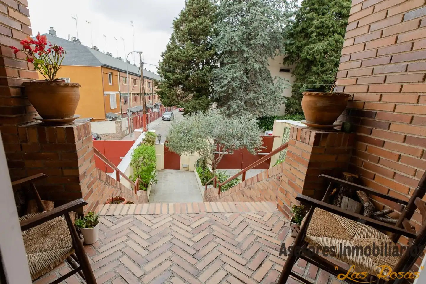 Außenansicht von Einfamilien-Reihenhaus zum Verkauf in Madrid mit Klimaanlage, Heizung und Privatgarten