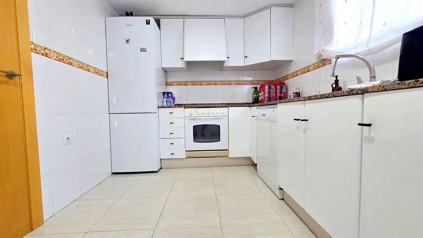 Cocina de Apartamento de alquiler en Gandia con Aire acondicionado, Terraza y Piscina comunitaria