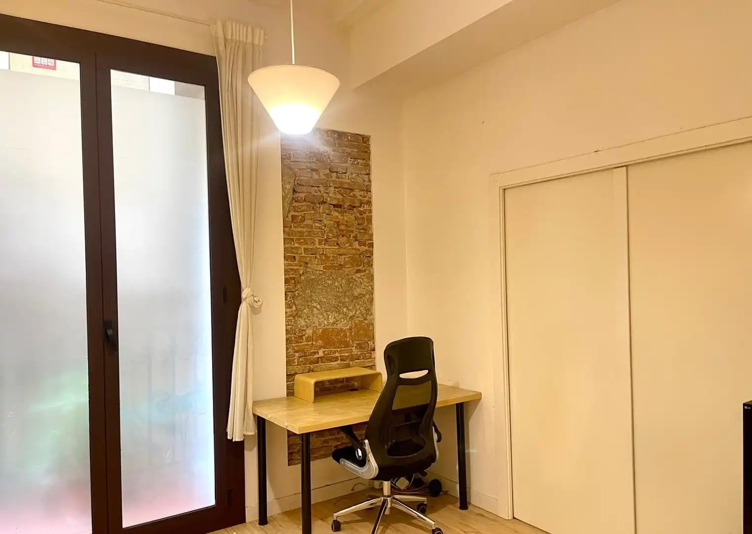 Wohnung zum Verkauf in Barcelona mit Klimaanlage, Parkett und Balkon