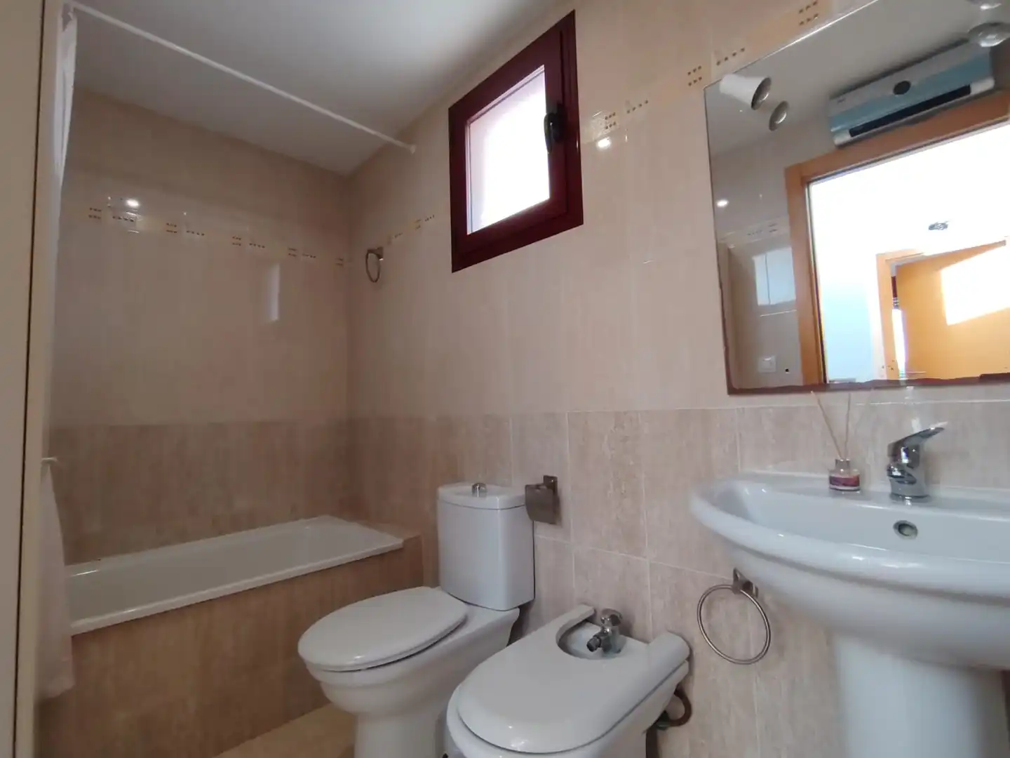Badezimmer von Einfamilien-Reihenhaus zum Verkauf in Oropesa del Mar / Orpesa mit Terrasse, Abstellraum und Ofen