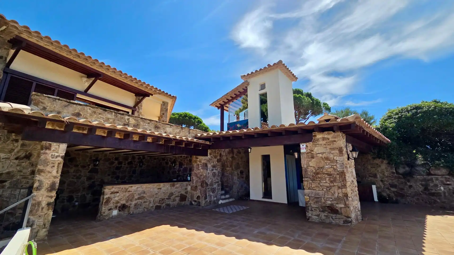 Vista exterior de Casa o xalet en venda en Lloret de Mar amb Aire condicionat, Calefacció i Jardí privat