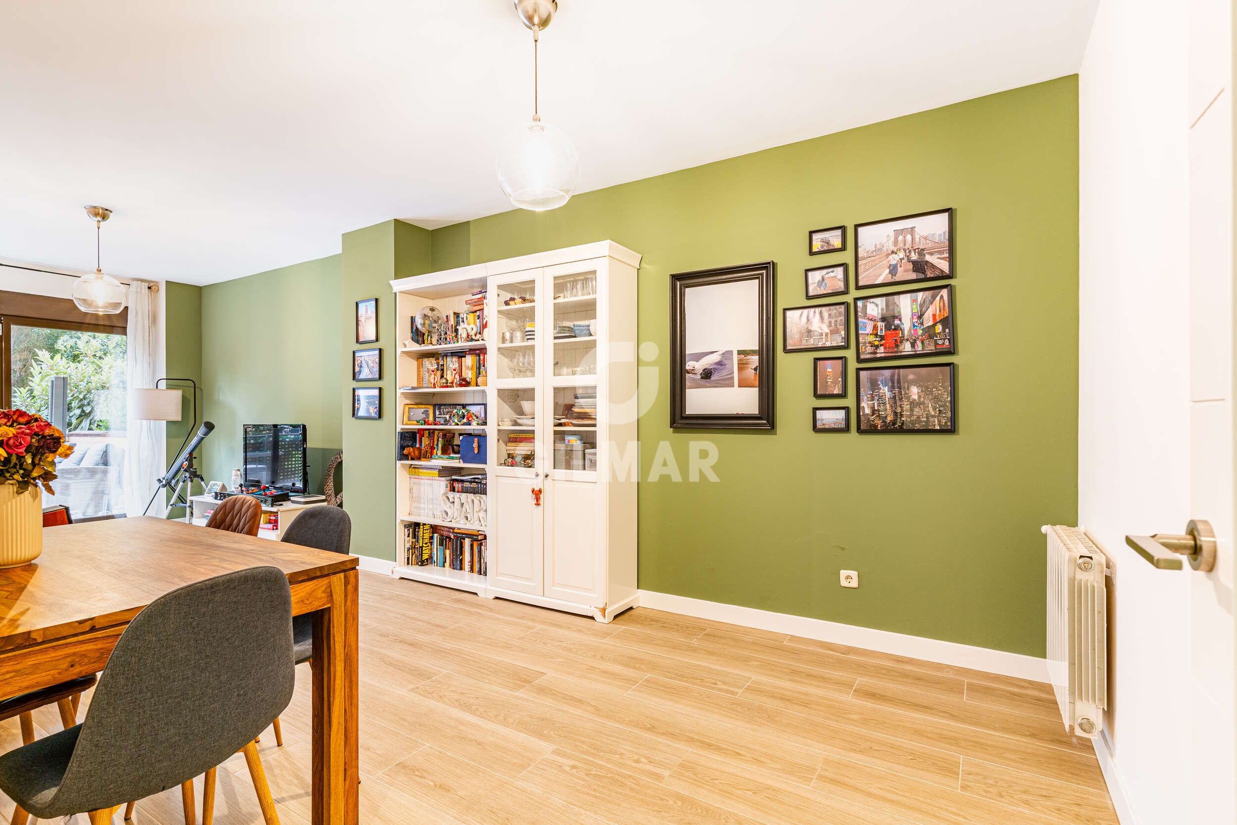 Menjador de Pis en venda en  Madrid Capital amb Calefacció, Jardí privat i Traster