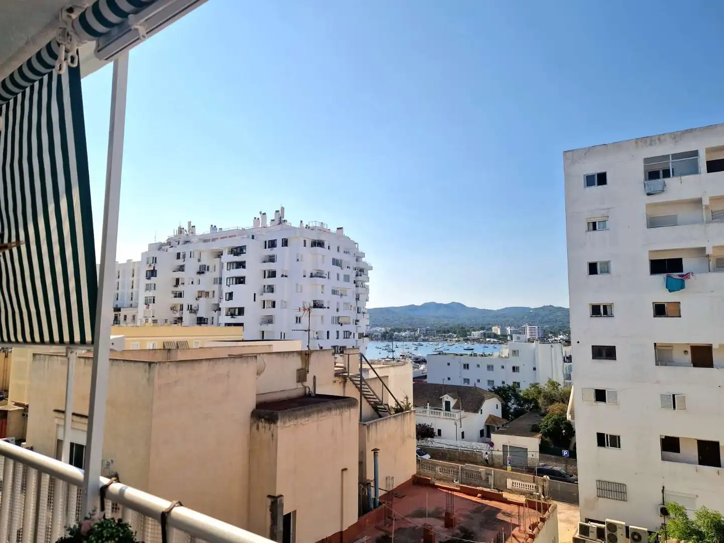 Außenansicht von Wohnungen zum Verkauf in Sant Antoni de Portmany mit Klimaanlage, Heizung und Terrasse