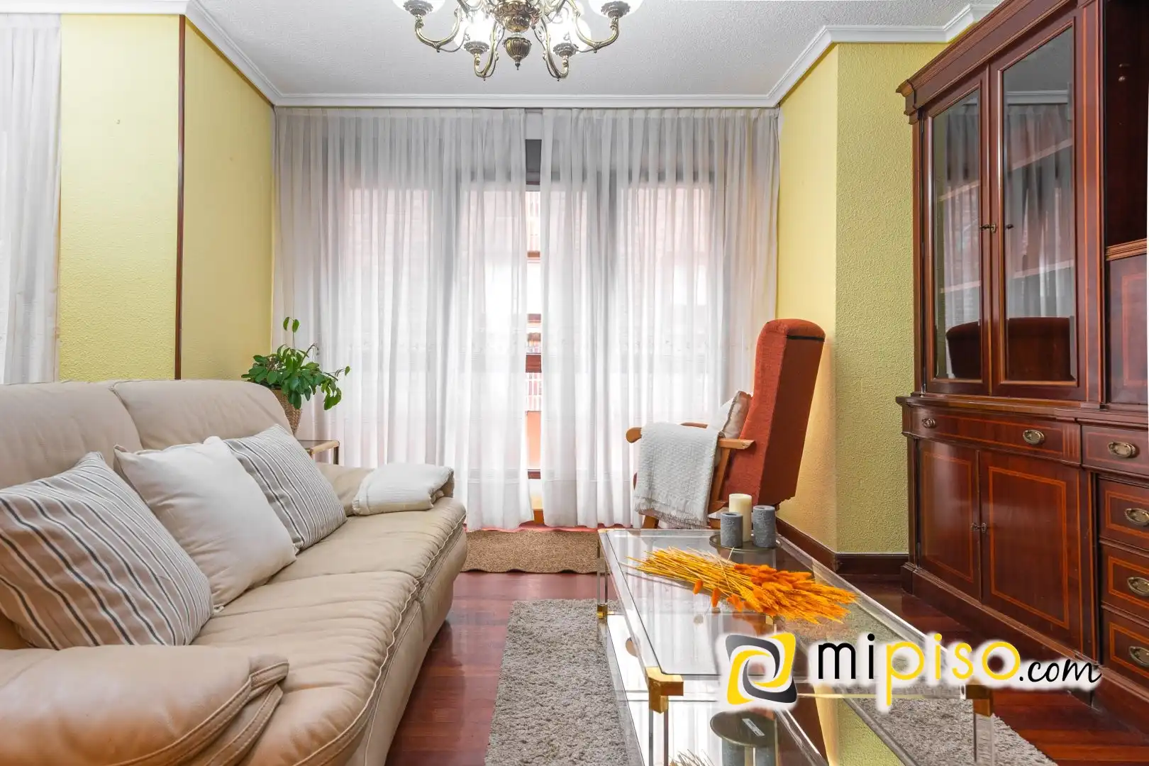 Sala de estar de Piso en venta en Santoña con Calefacción, Trastero y Amueblado
