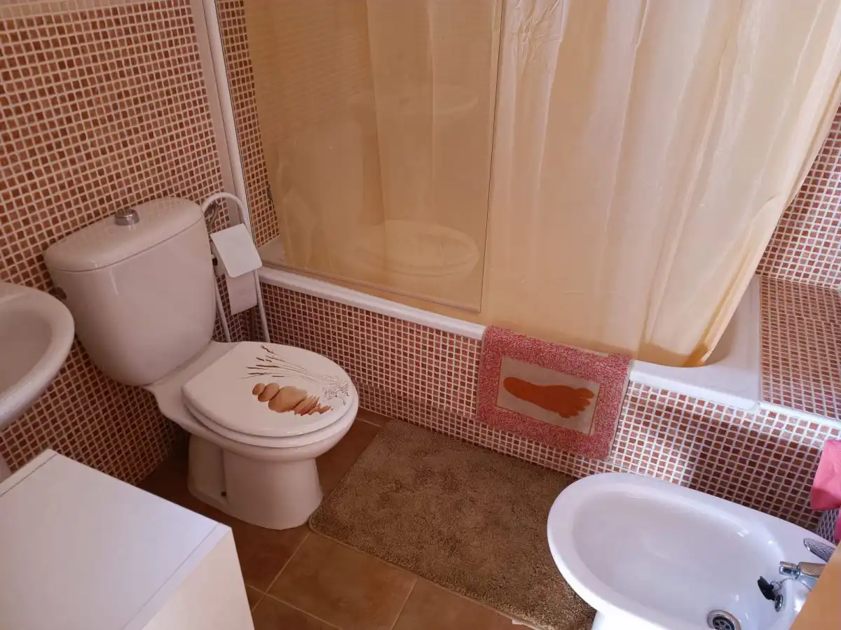 Badezimmer von Wohnungen zum Verkauf in Águilas mit Klimaanlage, Terrasse und Möbliert