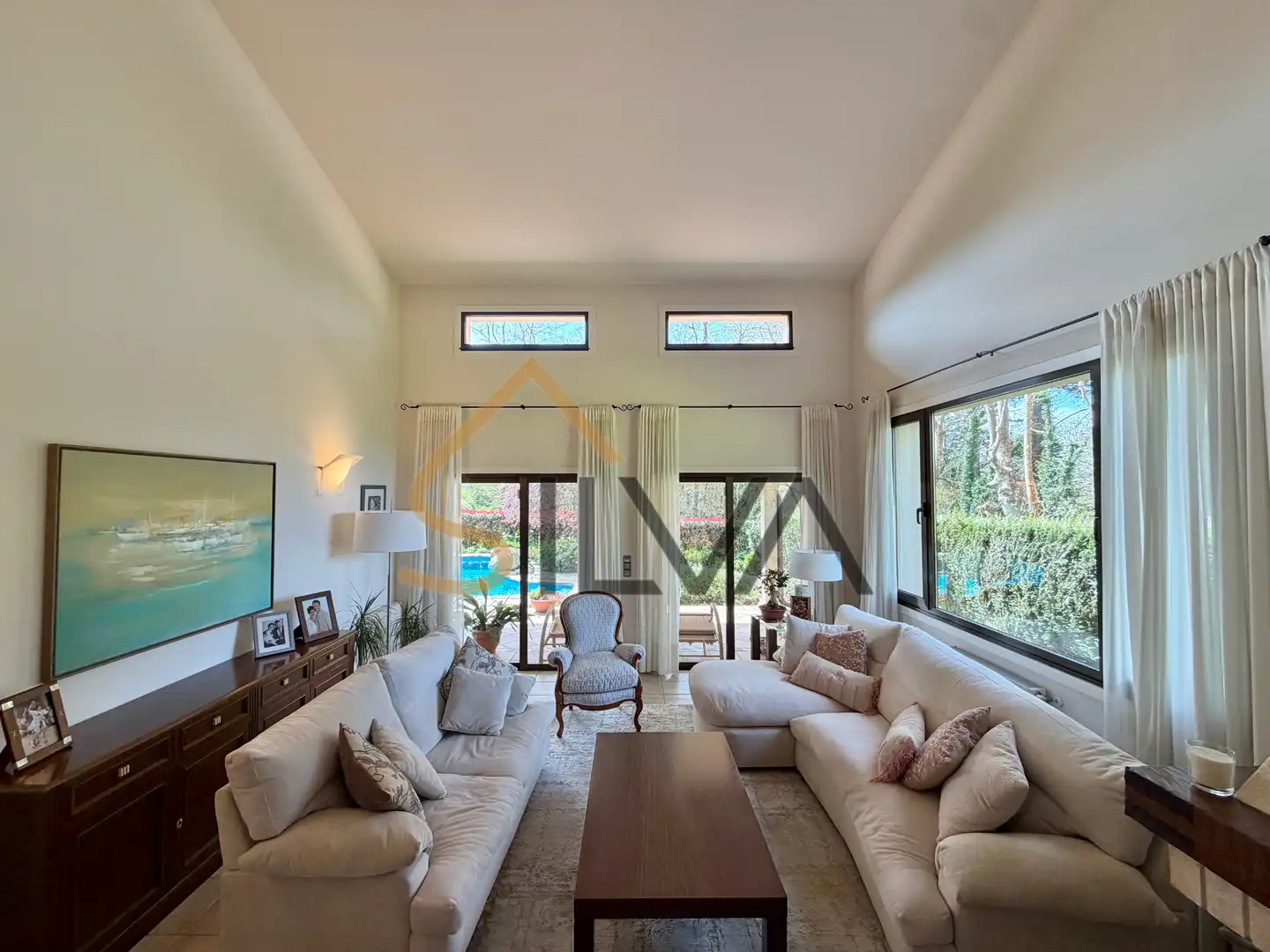 Sala de estar de Casa o chalet en venta en Oleiros con Calefacción, Jardín privado y Terraza