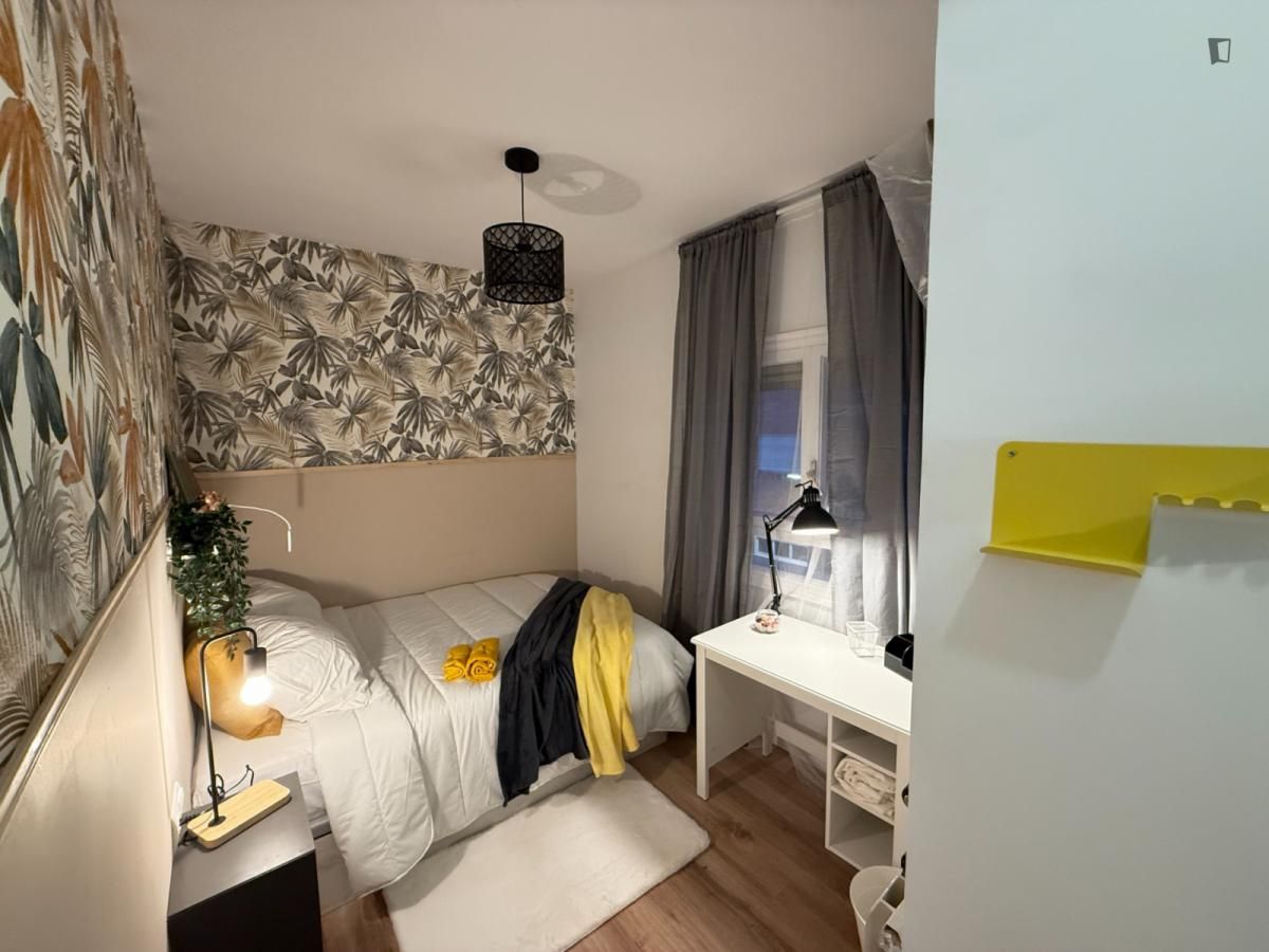 Dormitori de Apartament per a compartir en Alicante / Alacant amb Moblat, Forn i Rentadora