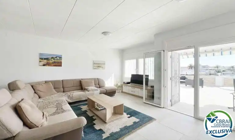 Sala d'estar de Casa adosada en venda en Empuriabrava amb Jardí privat i Moblat