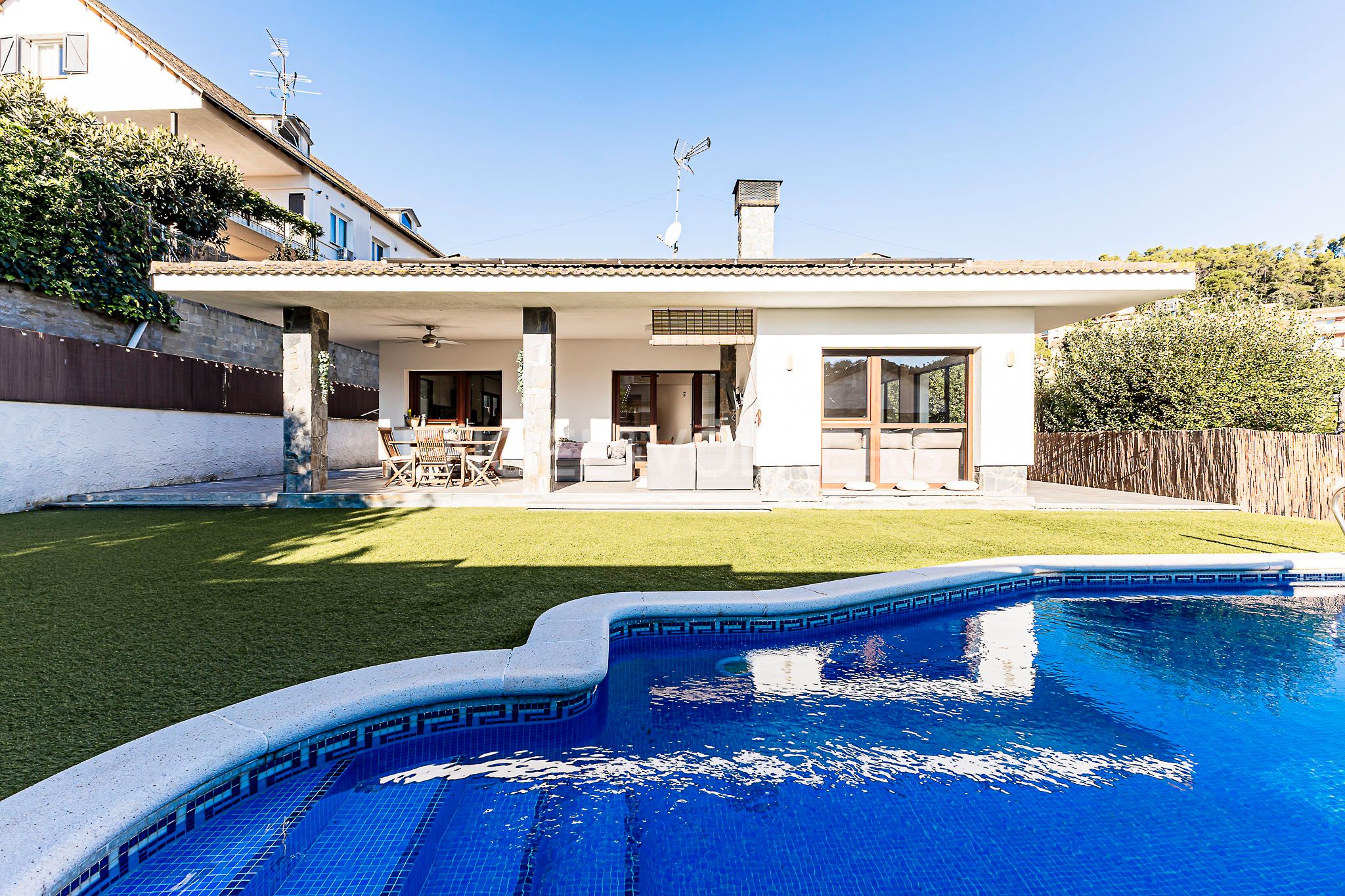 Vista exterior de Casa o xalet en venda en Torrelles de Llobregat amb Aire condicionat, Calefacció i Jardí privat