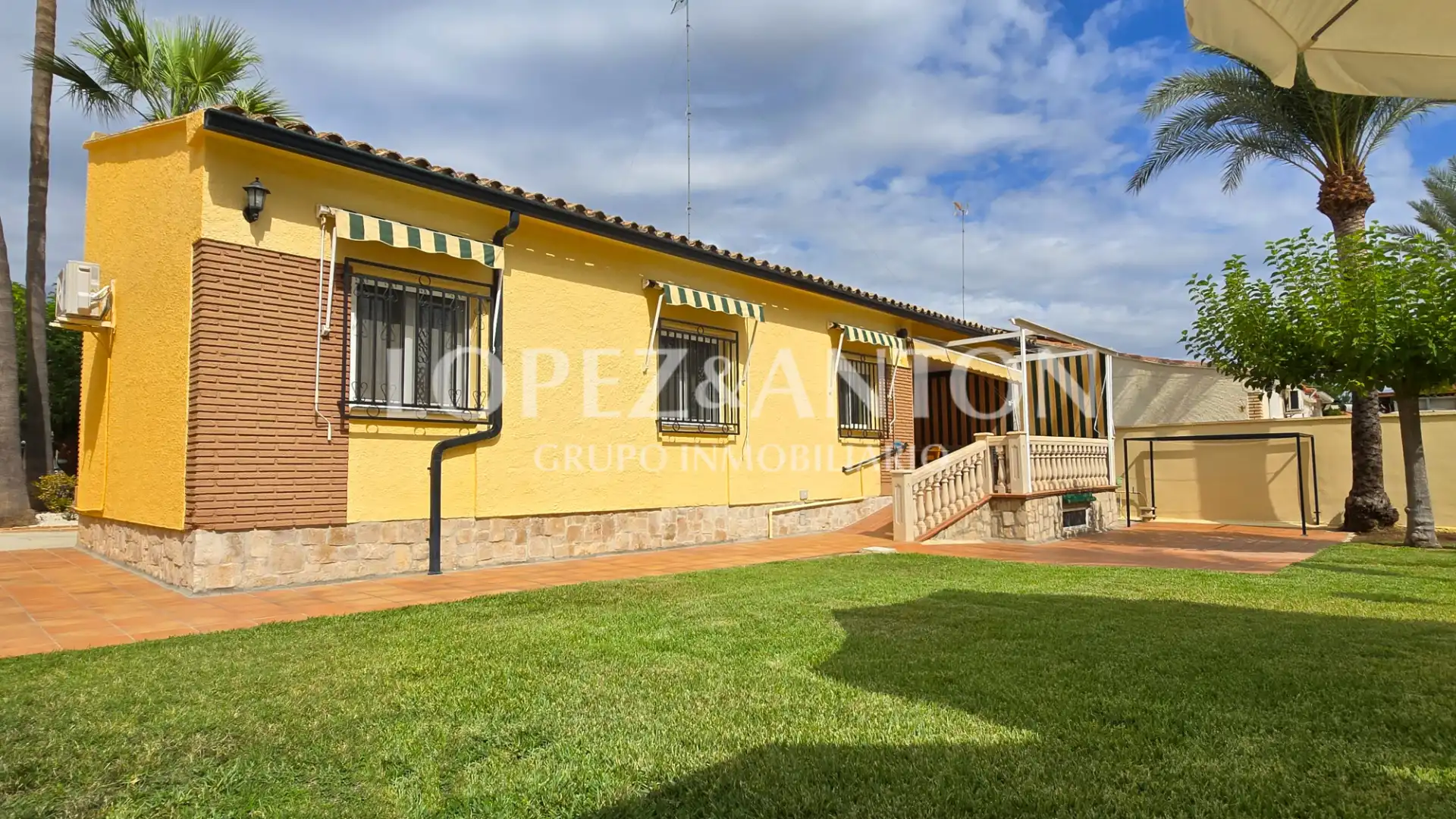 Exterior view of Houses for sale in L'Eliana  with Air Conditioner, Private garden and Terrace